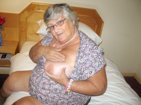 older women makes yourslef squirts cum hot nude pictures