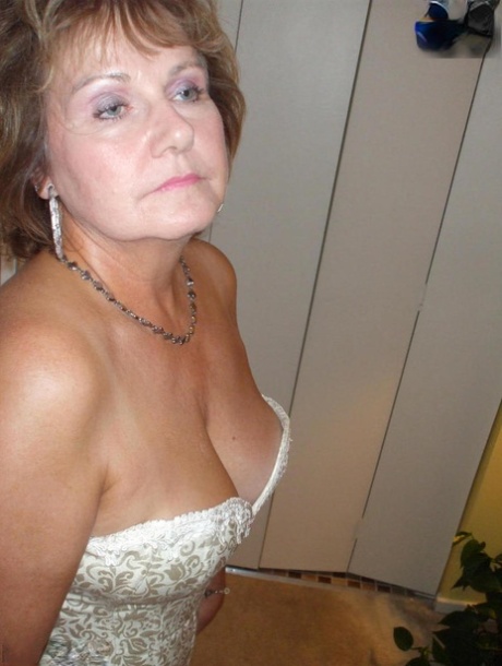 mature cousin hot naked picture