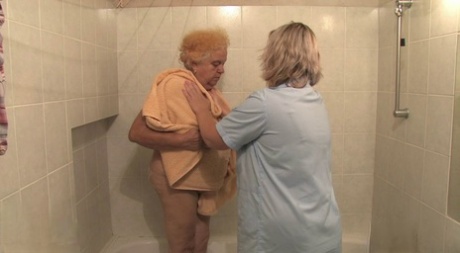 older woman fucking peeing hot sexy pic